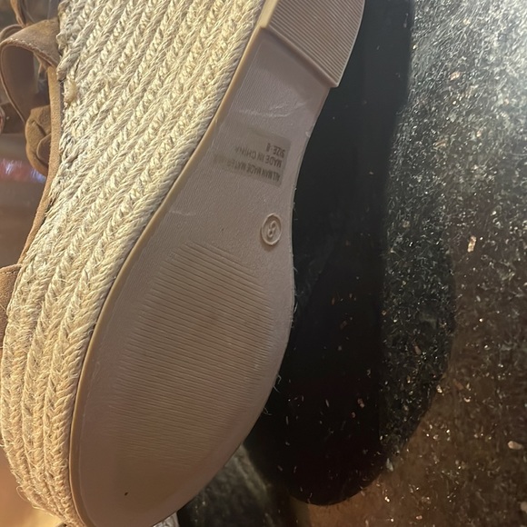 Beautiful new suede wedgie sandal never worn - Picture 3 of 3